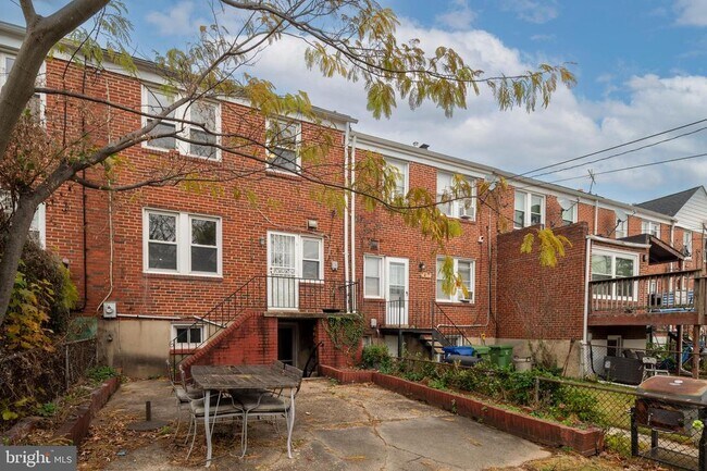 Building Photo - 2061 E Belvedere Ave