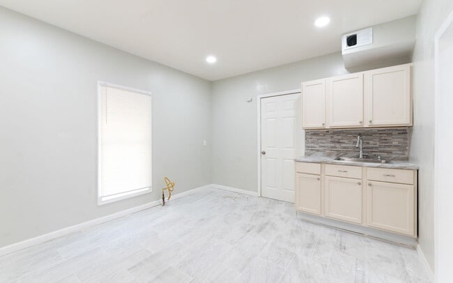 Building Photo - Charming 2-Bedroom Property in Prime Location