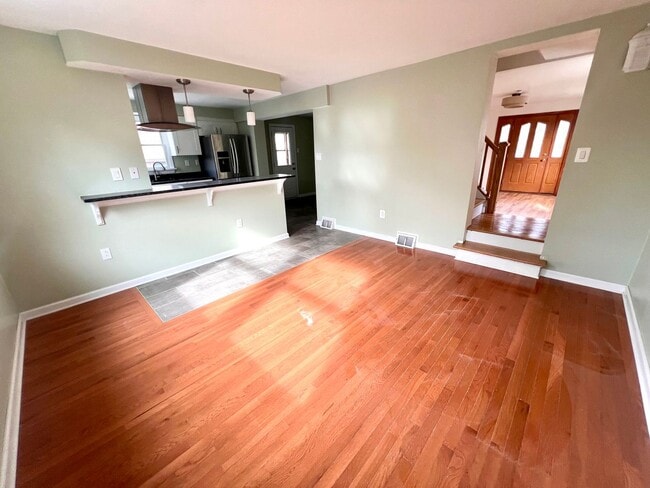 Building Photo - Pittsburgh - 2 Bedroom 1.5 Bathroom - Home...
