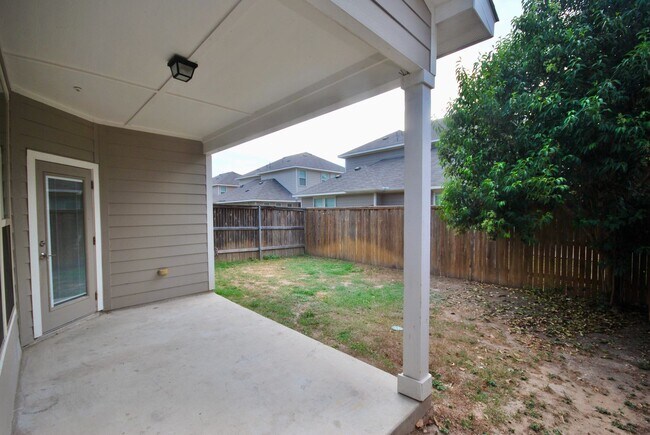 Building Photo - Fabulous Townhome in New Braunfels 3/2.5 ~ Minutes from Gruene ~ Move in Ready!