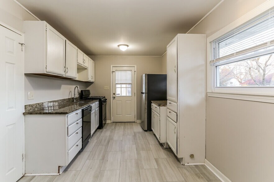 Building Photo - 1131 Lockwood Rd