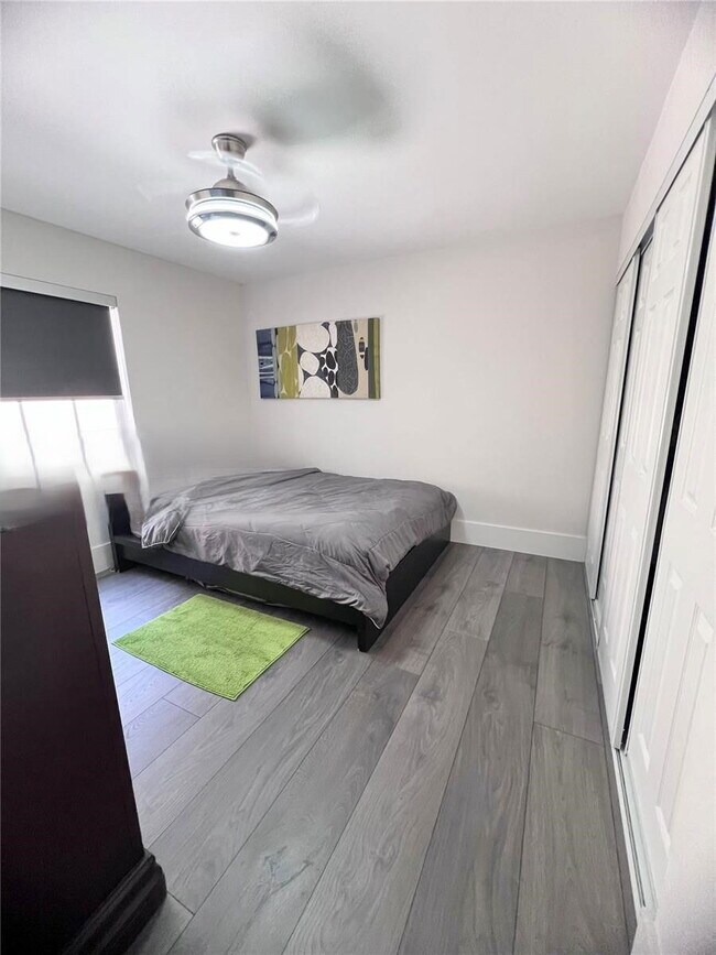 Building Photo - 1371 Bayview Cir