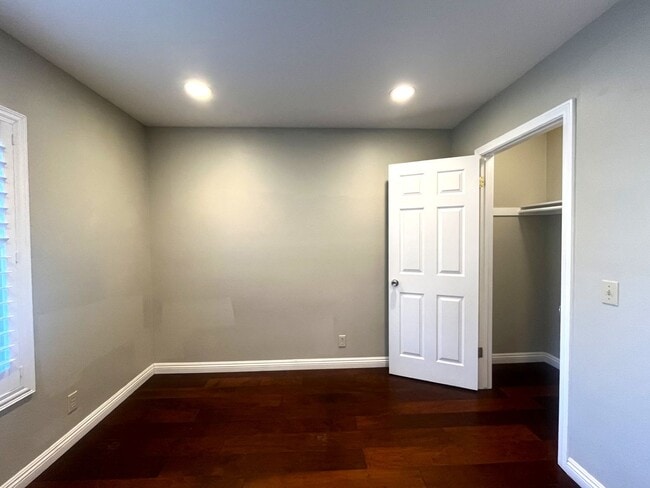 Building Photo - 4 bed, 3 bath located in Anaheim!