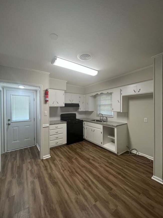 Building Photo - 3825 Fairfield Dr