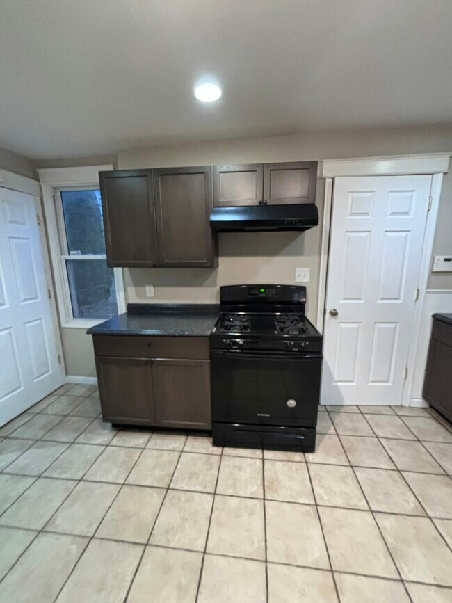 Building Photo - 165 Sharpe St