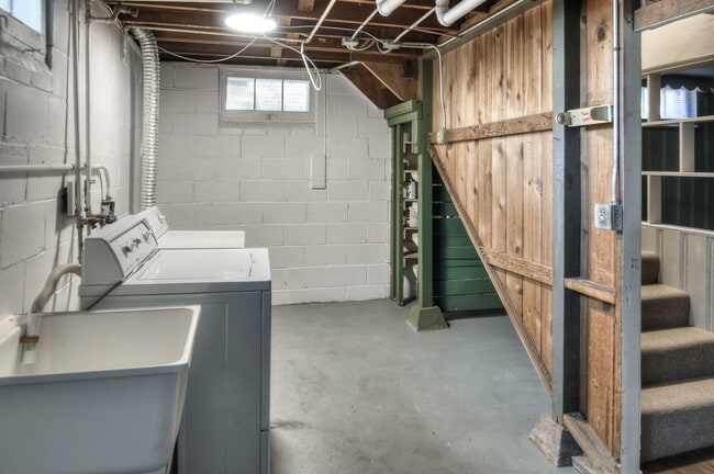 Building Photo - Aksarben Beauty