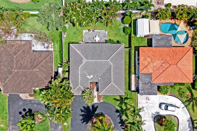 Building Photo - 1911 NE 27th St