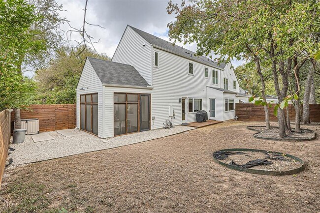 Building Photo - 705 E Monroe St