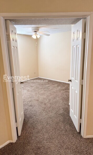 Building Photo - 6655 N Canyon Crest Dr