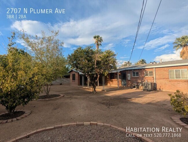 Building Photo - 2707 N Plumer Ave