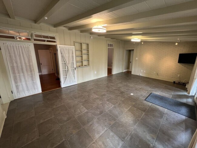 Building Photo - Vintage 3 Bedroom Home in historic University Gardens near LSU Lakes!