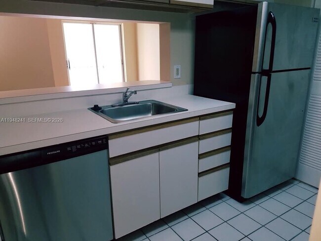 Building Photo - 9701 Westview Dr