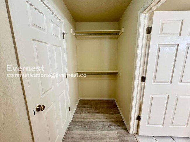 Building Photo - 3 Bed, 2 Bath Townhome with Attached Garage / Pet-Friendly / Available Now!