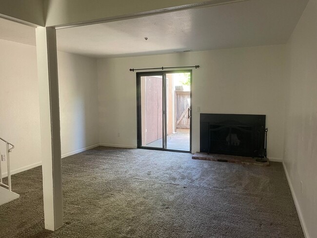 Building Photo - 2 Bedroom 1.5 bath Townhome!