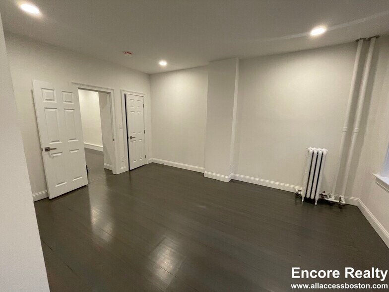 Building Photo - 31 Temple St