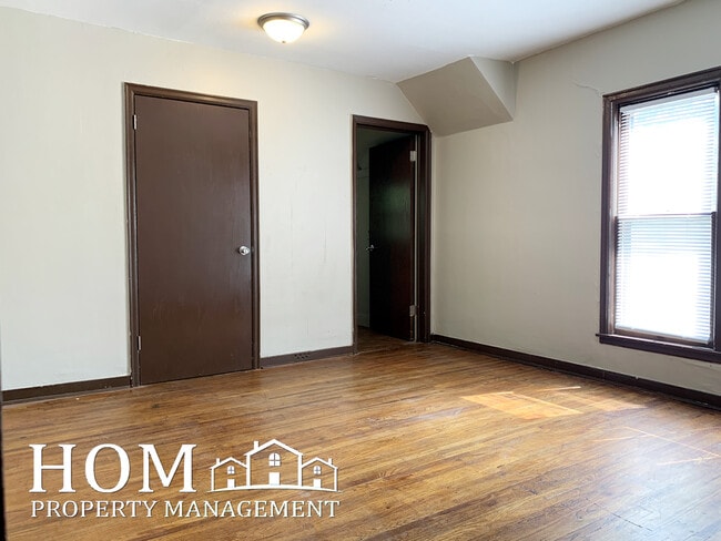 Building Photo - 127 Center St