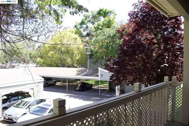 Building Photo - $2990 / 2 BR GORGEOUS REMODELED MEADOWBROO...