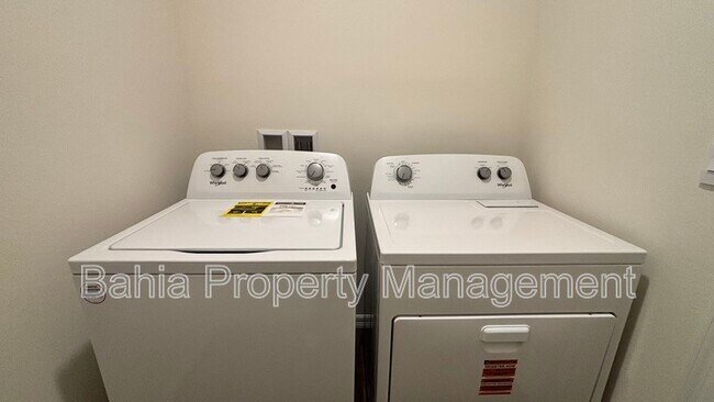 Building Photo - 1676 Hummingbird Rd