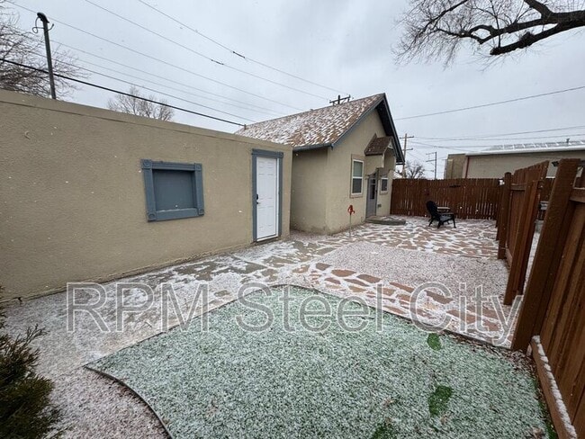 Building Photo - 512-512 1/2 W 10th St