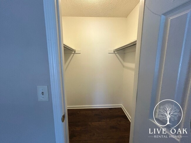 Building Photo - MOVE IN SPECIAL: $500 OFF 1ST MONTH'S RENT!**