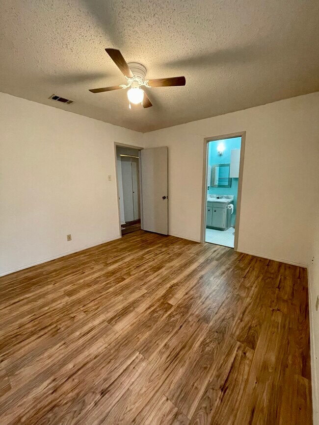 Building Photo - 1051 Country Club Dr