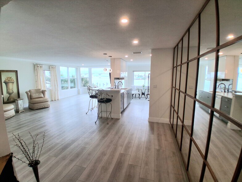 Open concept - 174 Golden Gate Pt