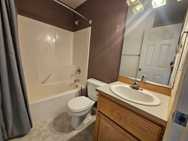 Building Photo - 3 Bedroom Home with Outdoor Space