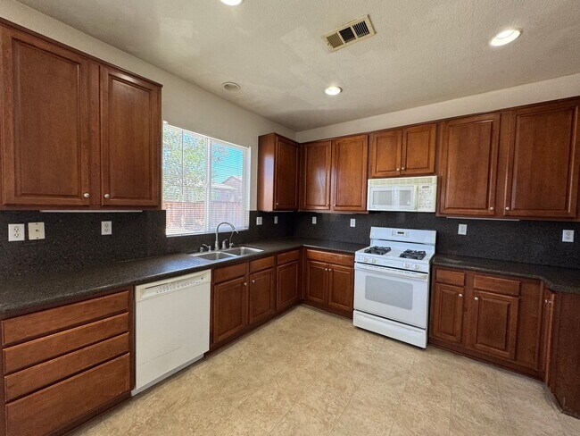 Building Photo - Victorville 3 Bedroom Home