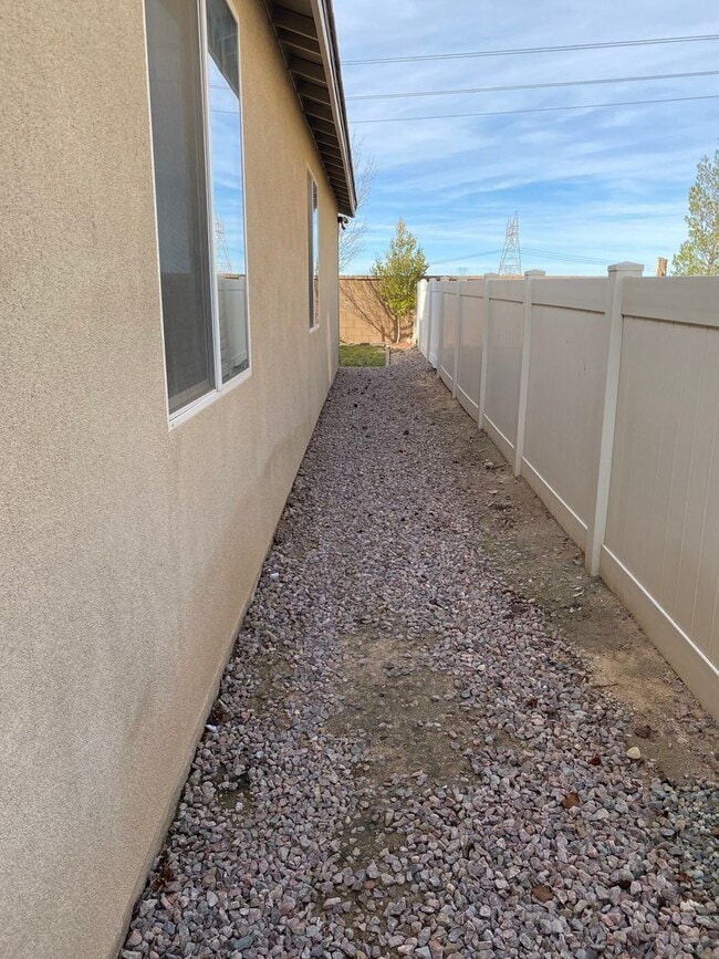 Building Photo - 3 BEDROOM VICTORVILLE HOME