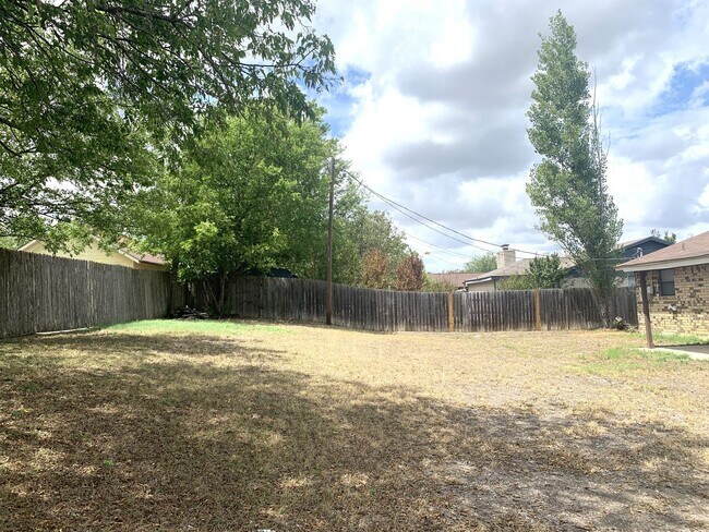 Building Photo - 2808 Persimmon Dr