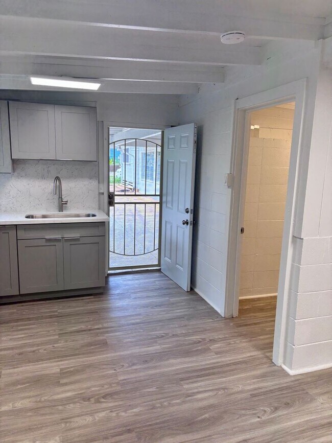 Building Photo - OAHU9364