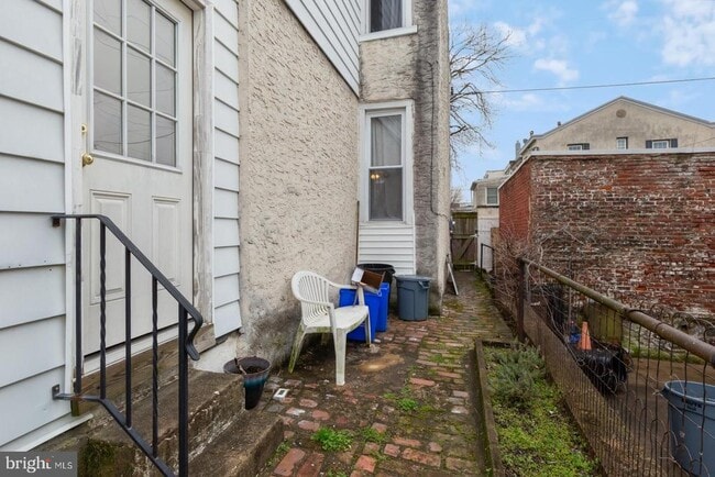 Building Photo - 105 Salaignac St