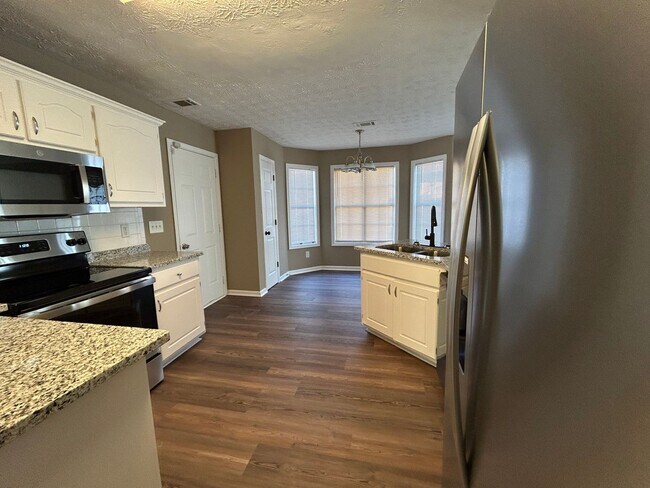 Building Photo - 1536 Ravens Run - Recently Renovated! Bran...