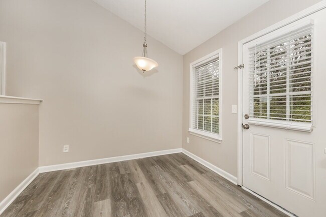 Building Photo - 1585 Ridgemont Dr