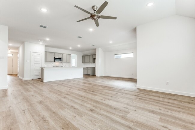 Building Photo - 4923 Bellhurst Dr