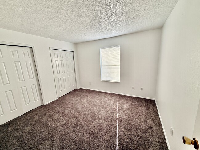 Building Photo - 3237 Fairfield Dr