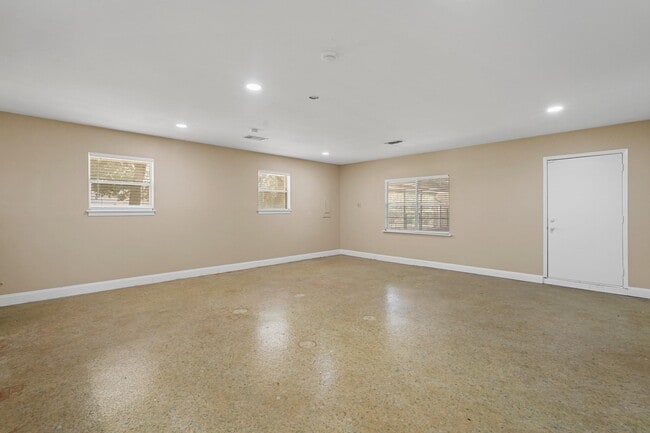 Building Photo - 10645 Oak Brook Dr