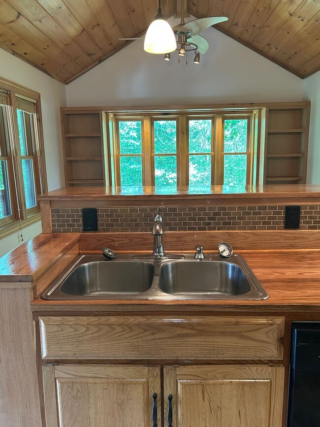 Building Photo - East AVL - Beautiful Zen Garden Apt with Sauna!