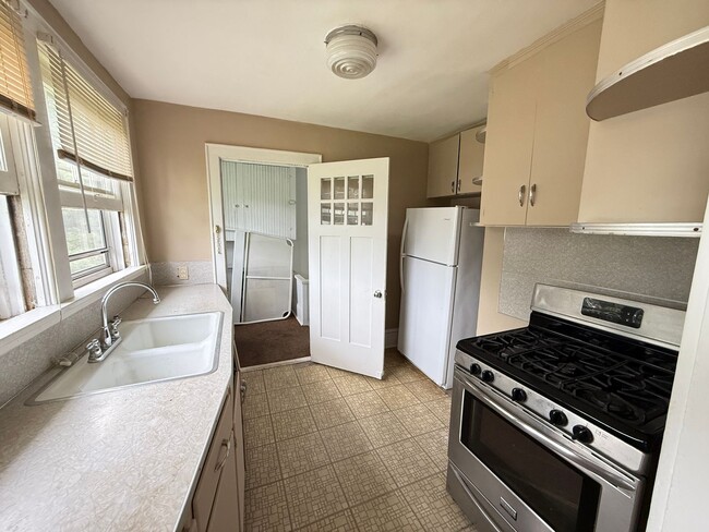 Building Photo - Well-Maintained 2-Bed Near Transit and Dow...