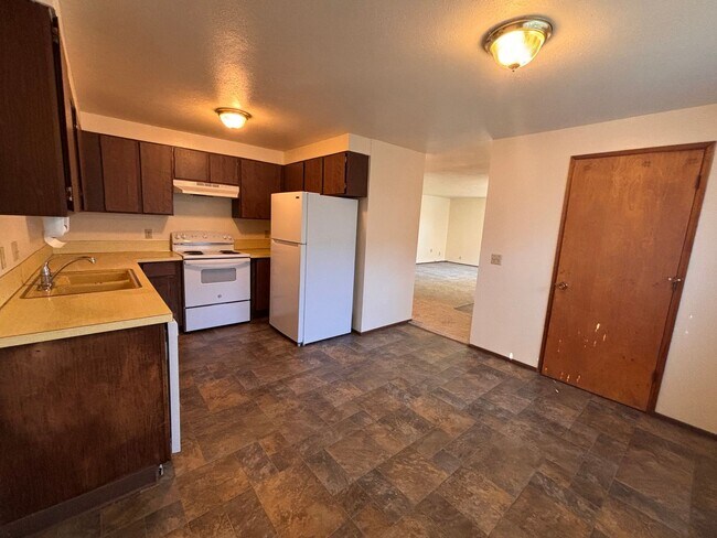 Building Photo - Water & Sewer Paid- 3 Bedroom 1 Bath Duplex