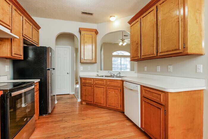 Building Photo - 119 Round Table Ln
