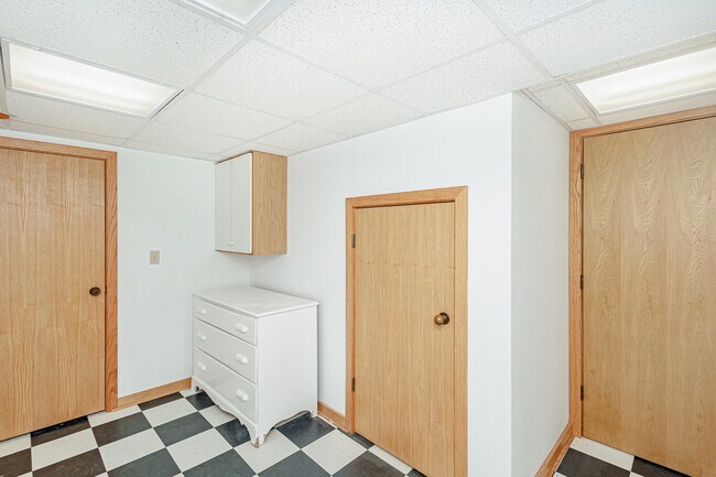 Building Photo - 1424 Bradford Dr