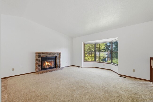 Building Photo - Sweet and spacious home in Beaverton with a garage and large fenced yard available now!