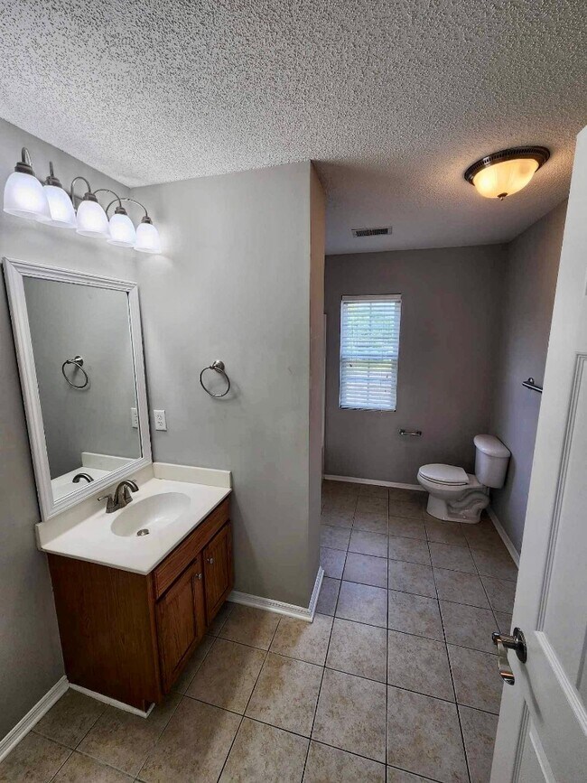 Building Photo - 608 Twisted Willow Ct