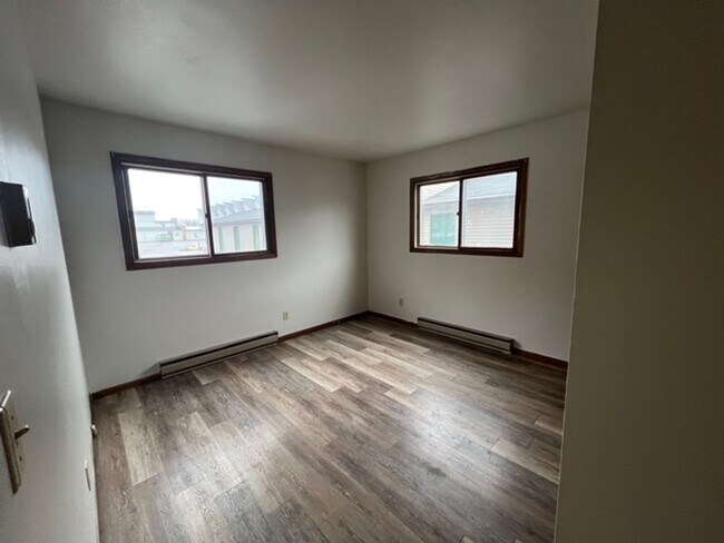 Building Photo - 909 Genrich St