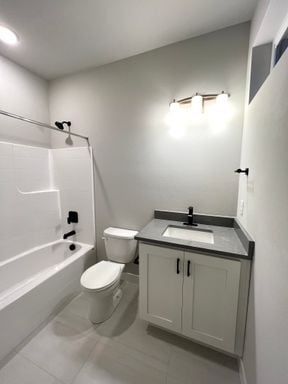 Building Photo - Modern 3Bed/2Bath PLUS 2 car garage Townhome in Bellevue!