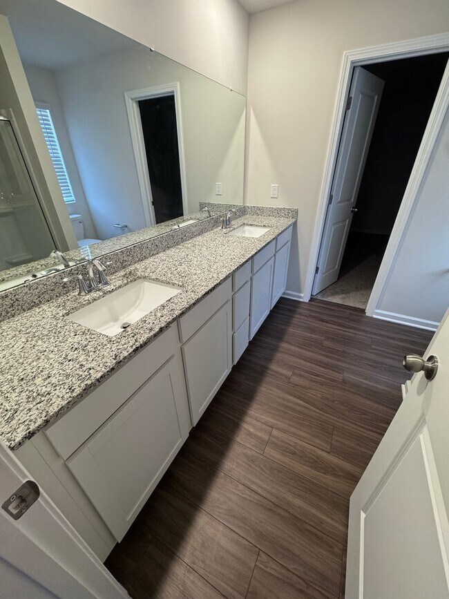 Building Photo - 5 Bedroom Home in Meadow Springs