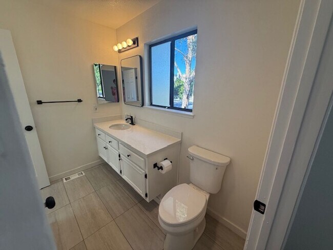 Building Photo - Renovated 2-Bedroom Condo in Martinez