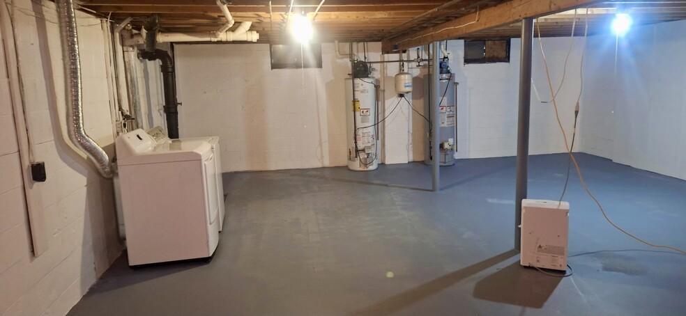 Basement with washer & dryer - 91 Faith St