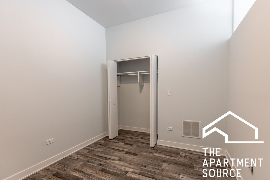 Building Photo - 2247 W Lawrence Ave